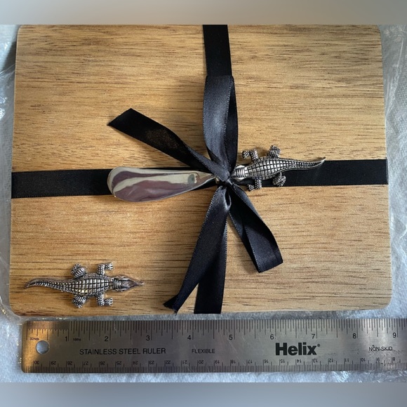Other - NEW Wood cheese board with alligator and cheese knife.  Black ribbon hold knife.